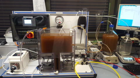 Laboranlage zur Untersuchung keramischer Flachmembranen im Unterdruckbetrieb, Versuch mit Filterspülwasser (Quelle DVGW-Forschungsstelle TUHH) Laboranlage zur Untersuchung keramischer Flachmembranen im Unterdruckbetrieb, Versuch mit Filterspülwasser (Quelle DVGW-Forschungsstelle TUHH)