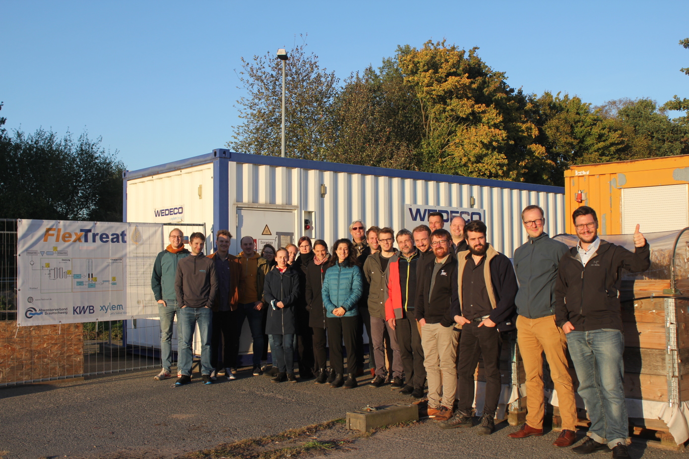 Projektkonsortium vor der Pilotanlage (Ozonung, Sandfiltration, UV-Desinfektion) sowie den bewässerten Hochbeeten in Braunschweig (Foto: Aumeier/ISA RWTH)