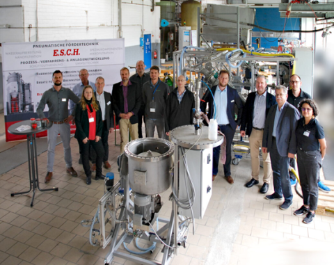 Alle Förderer und Partner des Projektes: Bundesministerium für Bildung und Forschung, Hochschule Hof, Fraunhofer IKTS, CHMS, E.S.C.H., Rauschert, ZAE (Zentrum für Angewandte Energieforschung) Bayern und Projektkoordinator Kompetenznetzwerk Wasser und Energie e.V. Alle Förderer und Partner des Projektes: Bundesministerium für Bildung und Forschung, Hochschule Hof, Fraunhofer IKTS, CHMS, E.S.C.H., Rauschert, ZAE (Zentrum für Angewandte Energieforschung) Bayern und Projektkoordinator Kompetenznetzwerk Wasser und Energie e.V.