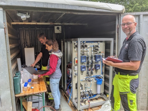 Abbildung: Probenahme an der mMCDI Pilotanlage beim Kreisverband für Wasserwirtschaft Nienburg (Quelle: David Schödel) Abbildung: Probenahme an der mMCDI Pilotanlage beim Kreisverband für Wasserwirtschaft Nienburg (Quelle: David Schödel)